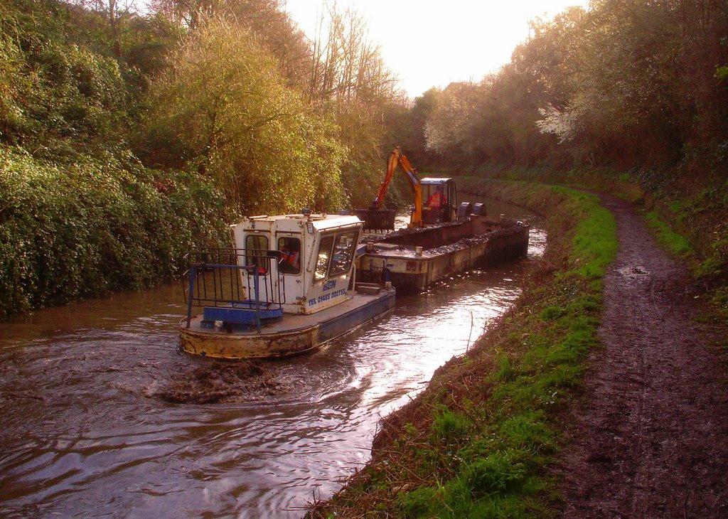 Dredging the Taunton & Bridgwater Canal